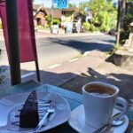 Seseorang menikmati secangkir kopi dengan suasana tenang khas Bali Timur