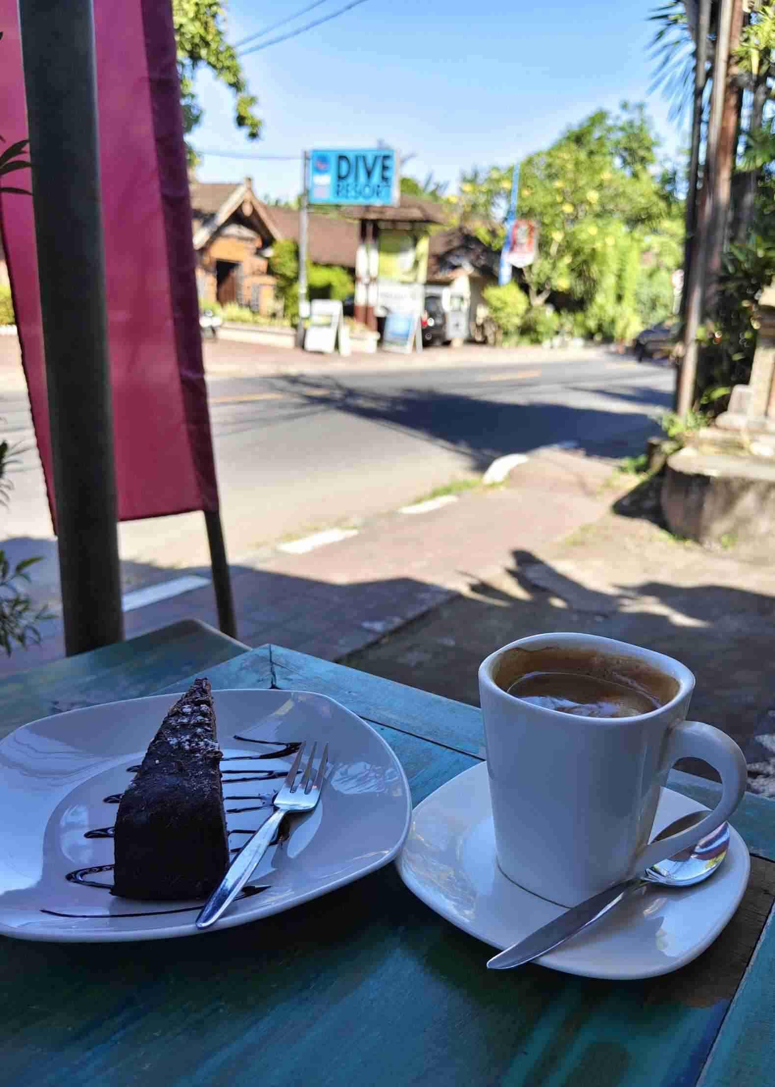 Seseorang menikmati secangkir kopi dengan suasana tenang khas Bali Timur