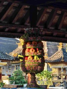 Gebogan tradisional Bali yang menggambarkan keindahan, makna, dan nilai luhur budaya.