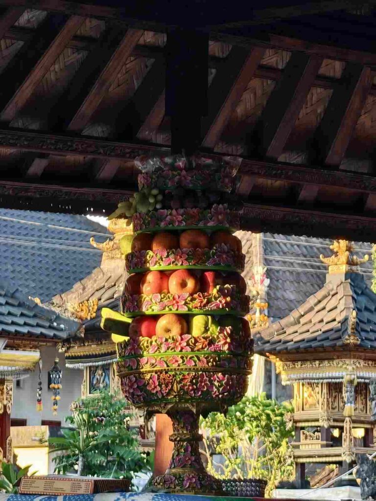 Gebogan tradisional Bali yang menggambarkan keindahan, makna, dan nilai luhur budaya.