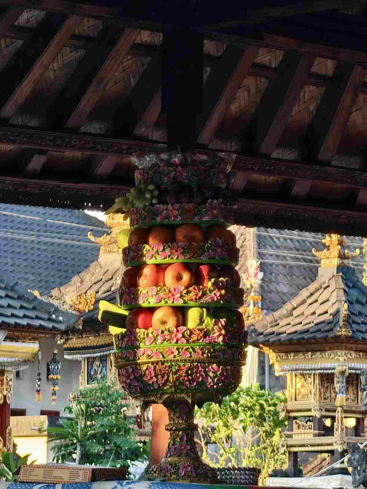 Gebogan tradisional Bali yang menggambarkan keindahan, makna, dan nilai luhur budaya.