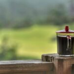 Secangkir kopi tubruk dengan suasana hangat yang menggambarkan budaya dan kebersamaan