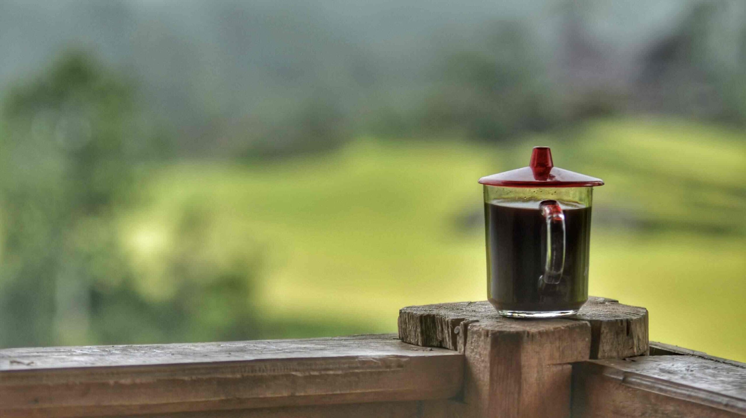 Secangkir kopi tubruk dengan suasana hangat yang menggambarkan budaya dan kebersamaan