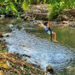Anak-anak bermain dan belajar bersama dalam suasana penuh keceriaan masa kecil