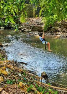 Anak-anak bermain dan belajar bersama dalam suasana penuh keceriaan masa kecil