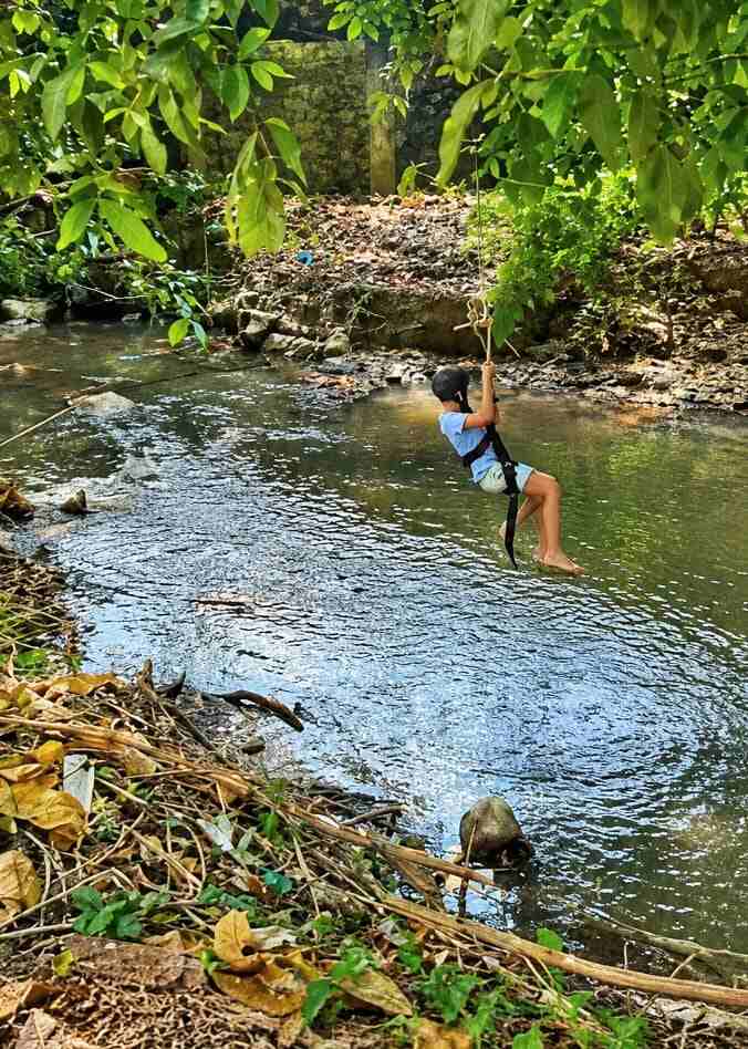 Anak-anak bermain dan belajar bersama dalam suasana penuh keceriaan masa kecil