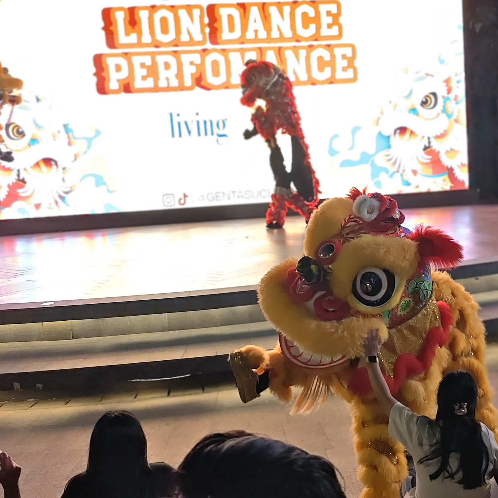 Pengunjung memberikan angpao kepada pemain Barongsai saat pertunjukan berlangsung.