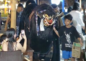 Tradisi Ngelawang sebagai warisan budaya yang tetap hidup dan diwariskan antar generasi.