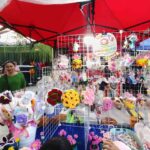Pengunjung melihat koleksi kerajinan tangan Swaraswari Craft di Living World.