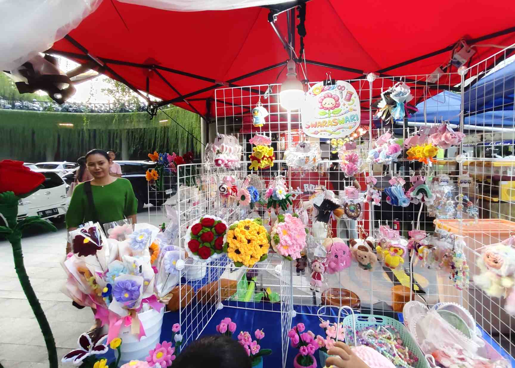 Pengunjung melihat koleksi kerajinan tangan Swaraswari Craft di Living World.