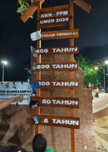 Papan informasi edukasi waktu penguraian sampah di Pantai Kuta, Badung tentang pentingnya menjaga lingkungan