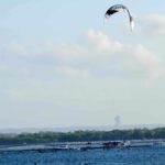 Para kitesurfer meluncur di atas ombak memanfaatkan hembusan angin di lautan