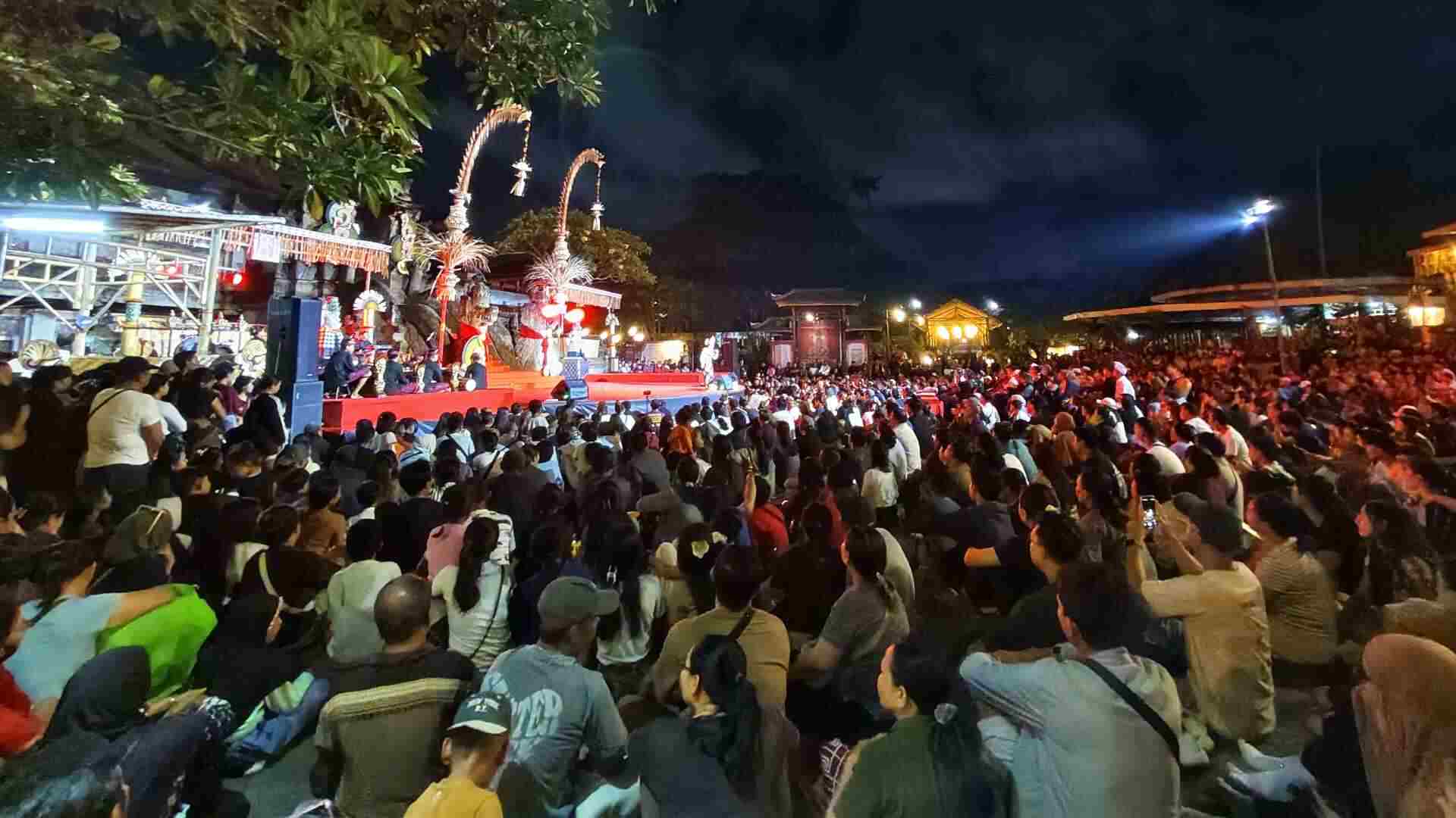 Penonton memadati arena pertunjukan Pesta Kesenian Bali (PKB) XLVIII Tahun 2026 di Denpasar