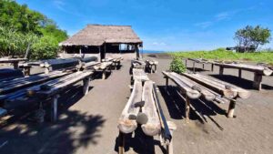 Petani garam tradisional di Kusamba sedang mengolah garam di kawasan pesisir Klungkung