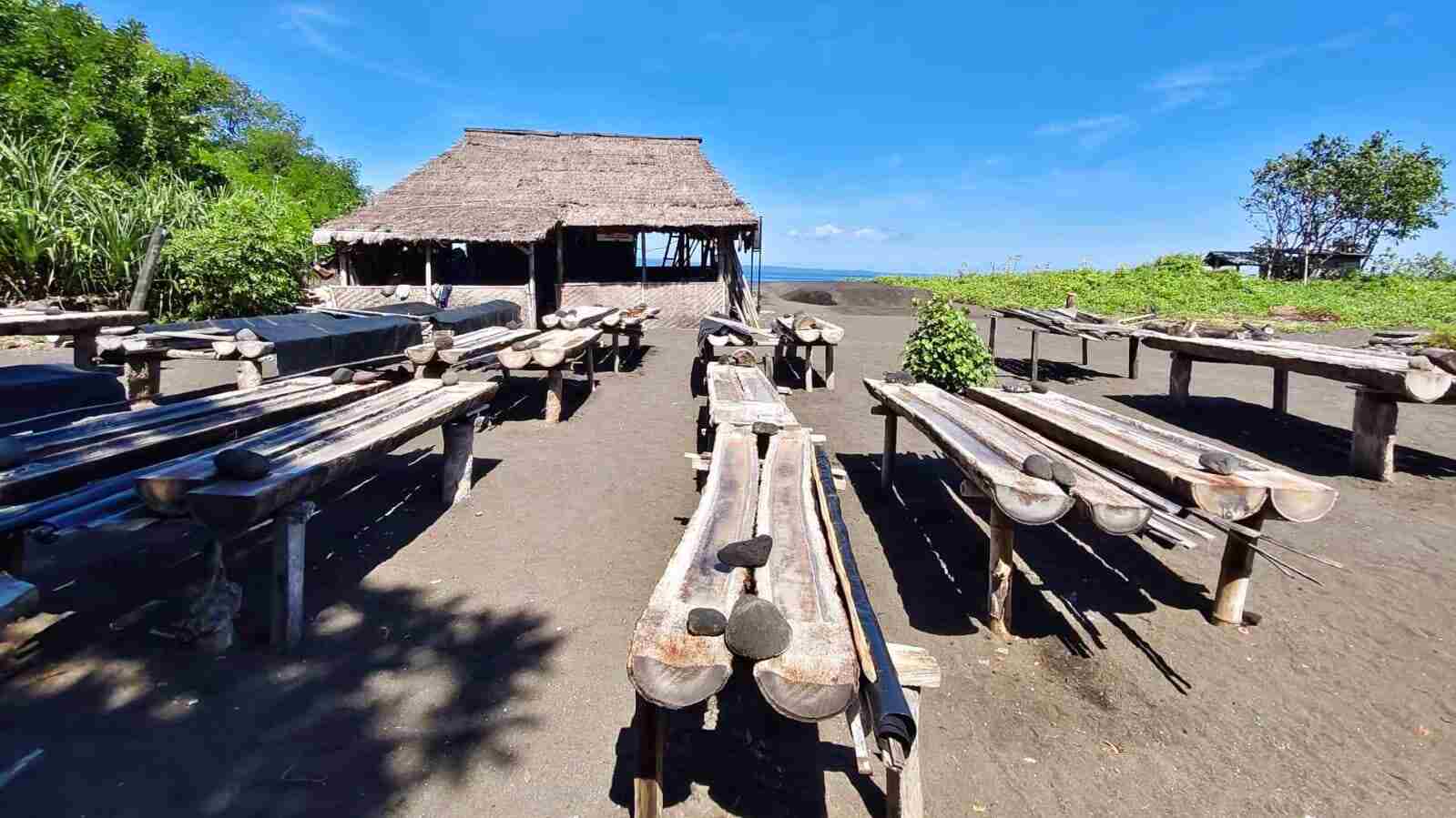 Petani garam tradisional di Kusamba sedang mengolah garam di kawasan pesisir Klungkung
