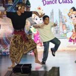 Anak-anak menikmati pengalaman budaya yang memberikan kesan mendalam bagi pengunjung.