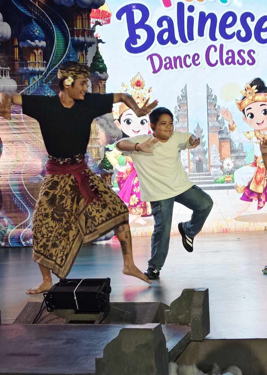 Anak-anak menikmati pengalaman budaya yang memberikan kesan mendalam bagi pengunjung.