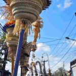 Penjor Bali dengan hiasan janur dan hasil bumi menghiasi jalan menjelang Galungan dan Kuningan