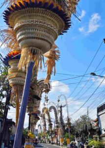 Penjor Bali dengan hiasan janur dan hasil bumi menghiasi jalan menjelang Galungan dan Kuningan