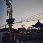 Penjor era modern dengan lampu hias yang menyala di malam hari memadukan tradisi dan inovasi