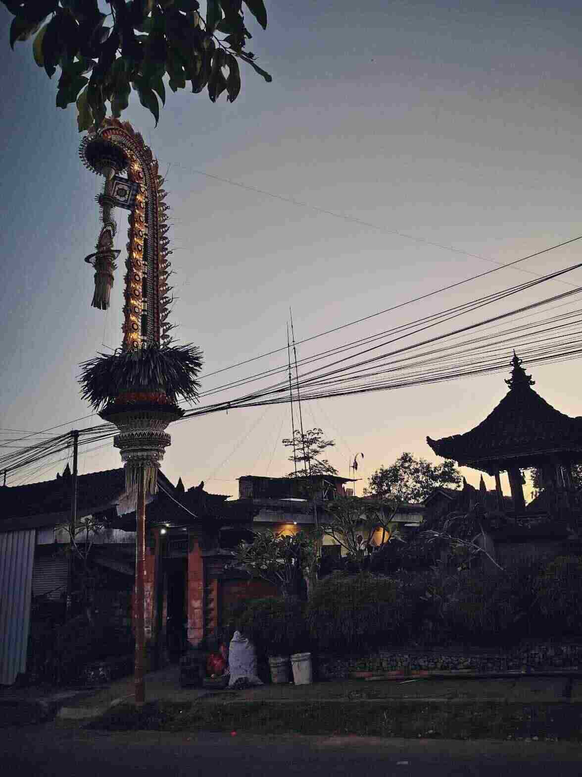 Penjor era modern dengan lampu hias yang menyala di malam hari memadukan tradisi dan inovasi