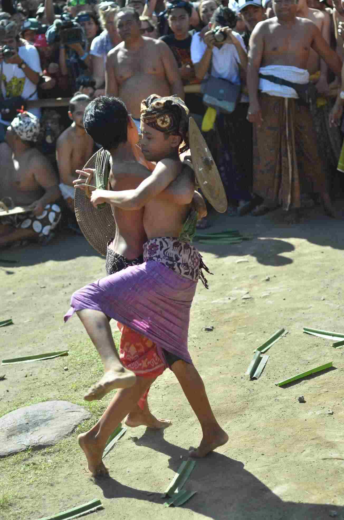 Tradisi Perang Pandan di Desa Tenganan Pegringsingan sebagai ritual adat penghormatan kepada Dewa Indra