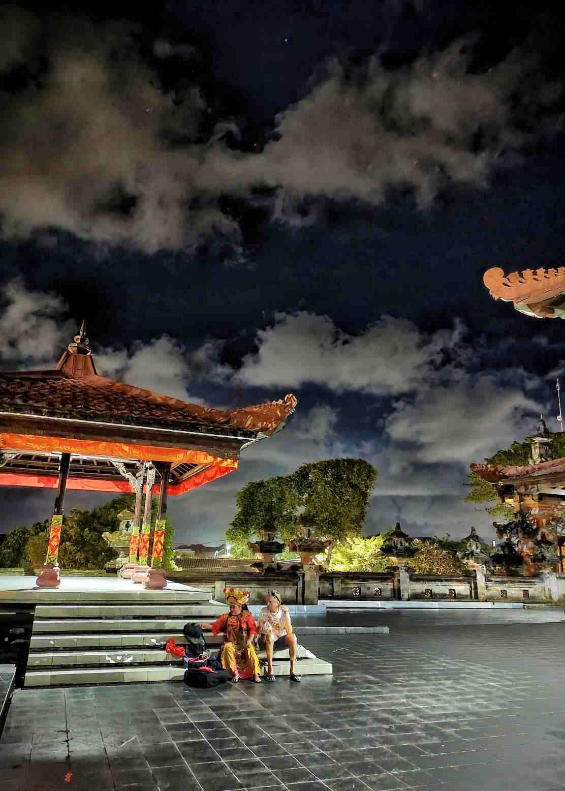 Interaksi masyarakat dan wisatawan yang menikmati tradisi budaya Bali dalam suasana kebersamaan