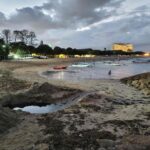 Masyarakat mengawasi kondisi lingkungan di kawasan Pantai Segara Ayu.