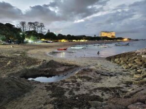 Masyarakat mengawasi kondisi lingkungan di kawasan Pantai Segara Ayu.