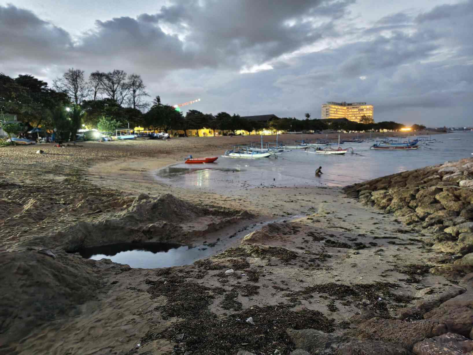 Masyarakat mengawasi kondisi lingkungan di kawasan Pantai Segara Ayu.