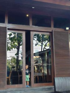 Anak bereksplorasi dalam suasana belajar yang mendukung tumbuh kembangnya