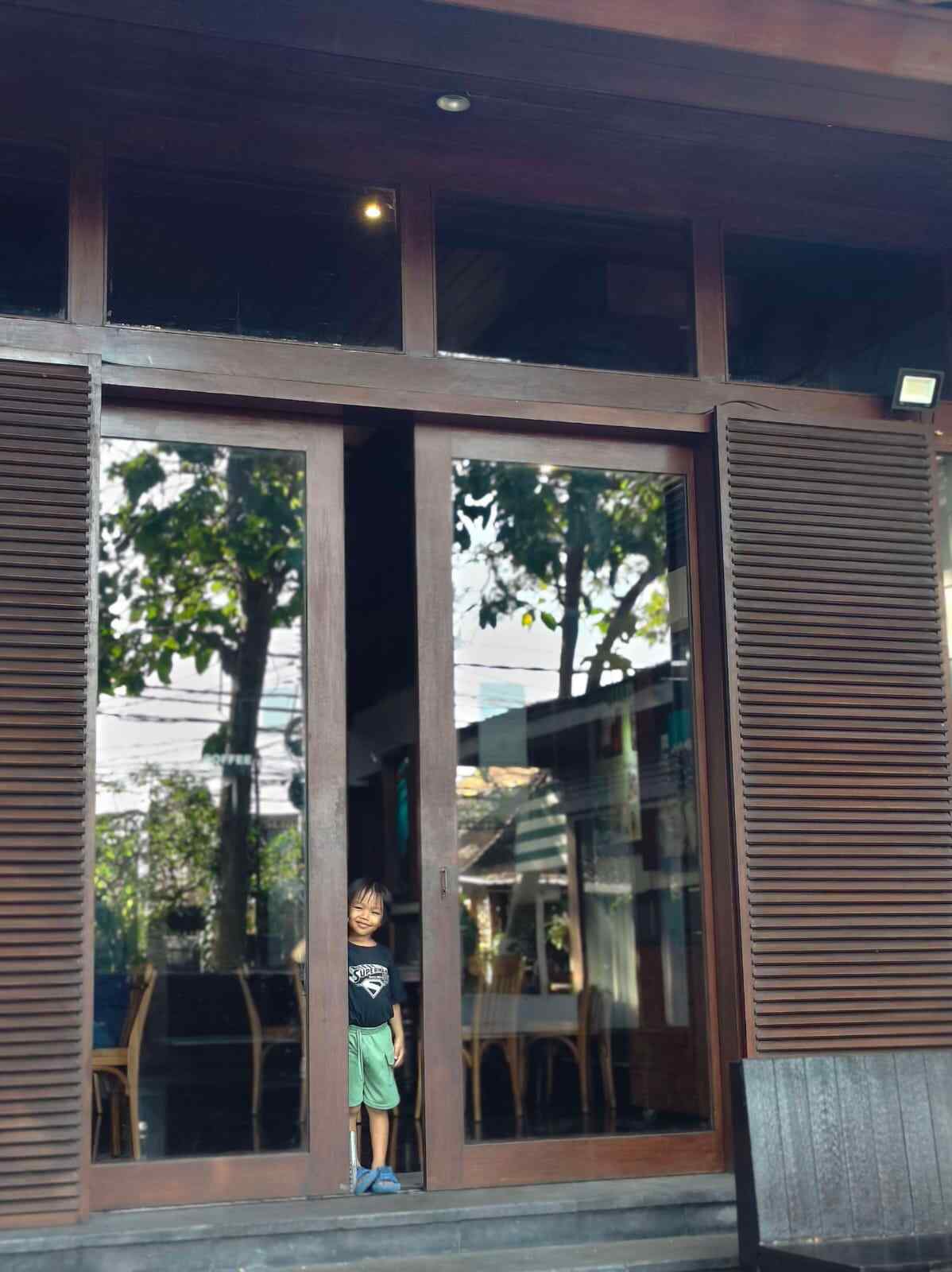 Anak bereksplorasi dalam suasana belajar yang mendukung tumbuh kembangnya