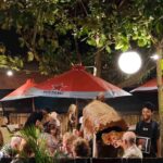 Pertunjukan Barong Bali disaksikan anak-anak dan wisatawan dengan suasana penuh antusias