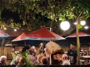 Pertunjukan Barong Bali disaksikan anak-anak dan wisatawan dengan suasana penuh antusias