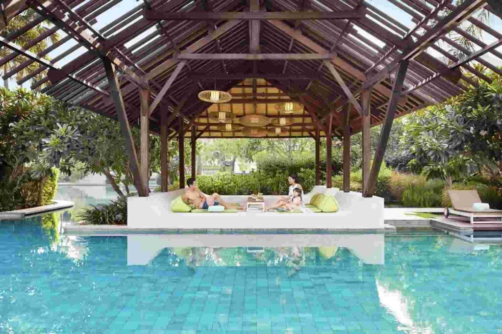 Swimming Pool Gazebo di Mövenpick Resort & Spa Jimbaran Bali sebagai area bersantai keluarga