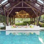 Swimming Pool Gazebo di Mövenpick Resort & Spa Jimbaran Bali sebagai area bersantai keluarga