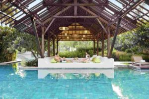 Swimming Pool Gazebo di Mövenpick Resort & Spa Jimbaran Bali sebagai area bersantai keluarga