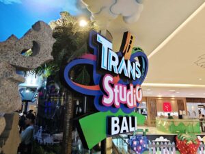 Pengunjung menikmati hiburan dan pengalaman rekreasi di Trans Studio Bali.