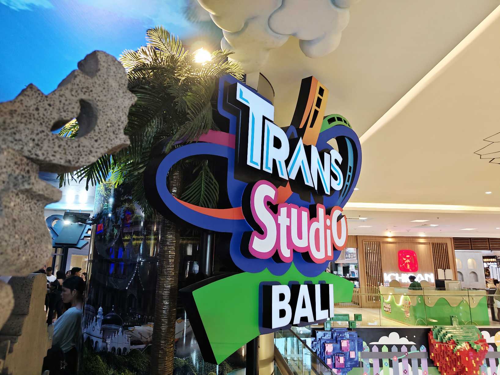 Pengunjung menikmati hiburan dan pengalaman rekreasi di Trans Studio Bali.