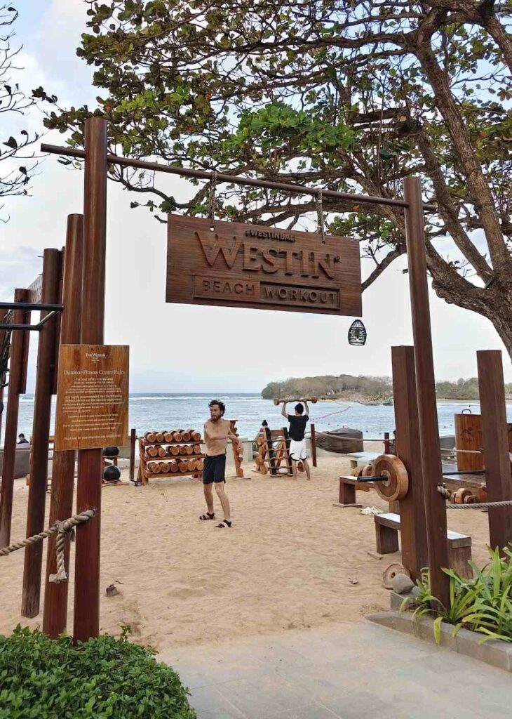 Area kebugaran luar ruangan di tepi pantai untuk berolahraga