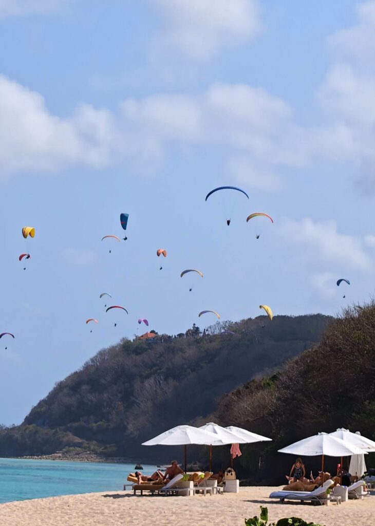 Panorama Bali yang memadukan keindahan pantai dan wisata petualangan