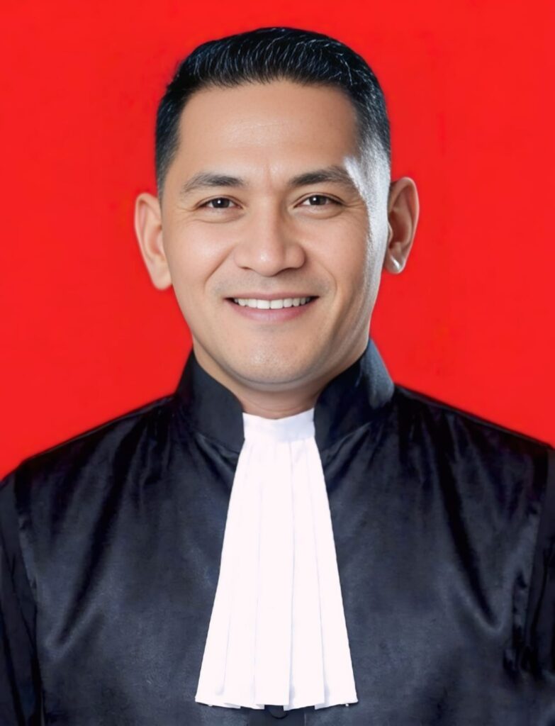Brigjen Pol. (Purn.) Dr. Drs. Adeni Muhan Daeng Pabali mengucapkan sumpah sebagai advokat