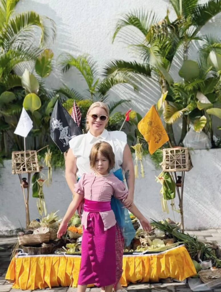 Diana Zakharova bersama putrinya, Martha, di Pulau Dewata