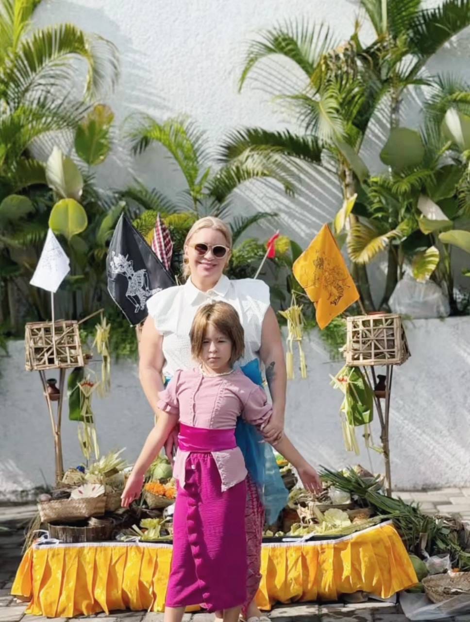 Diana Zakharova bersama putrinya, Martha, di Pulau Dewata