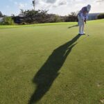 Lapangan golf yang menggambarkan olahraga, strategi, dan sportivitas di tengah alam