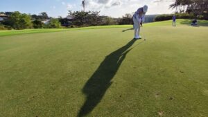 Lapangan golf yang menggambarkan olahraga, strategi, dan sportivitas di tengah alam