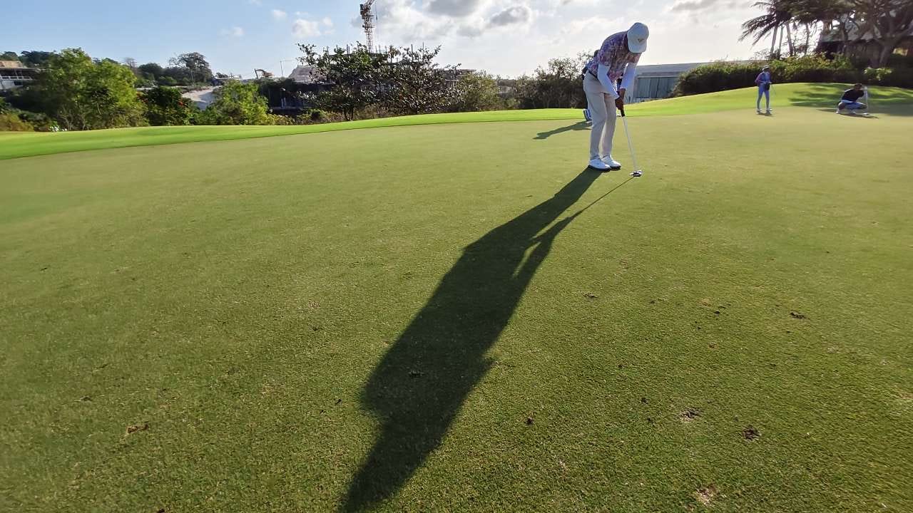 Lapangan golf yang menggambarkan olahraga, strategi, dan sportivitas di tengah alam