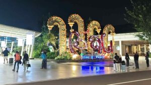 Ikon Bali "Island of Paradise" di Bandara Internasional I Gusti Ngurah Rai.