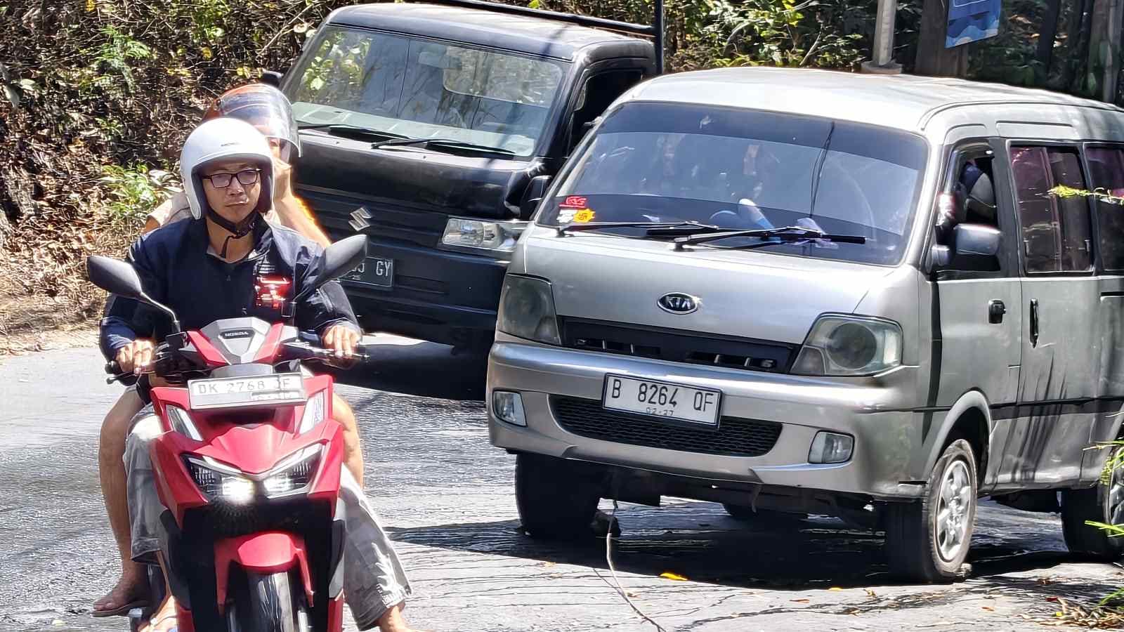 Kondisi Jalan Goa Gong sebagai jalur alternatif dengan medan yang menantang.