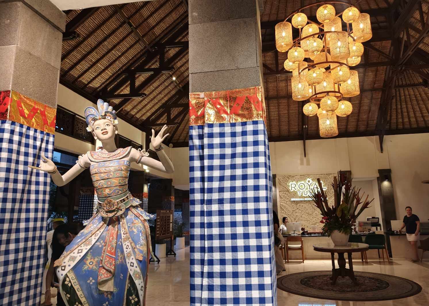 Keindahan seni dan arsitektur Bali yang menyambut setiap pengunjung.